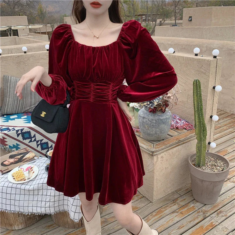Elegant Hepburn-inspired pleuche dress for women, available in red and black with a flattering A-line silhouette and puff sleeves