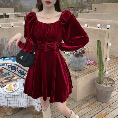 Elegant Hepburn-inspired pleuche dress for women, available in red and black with a flattering A-line silhouette and puff sleeves