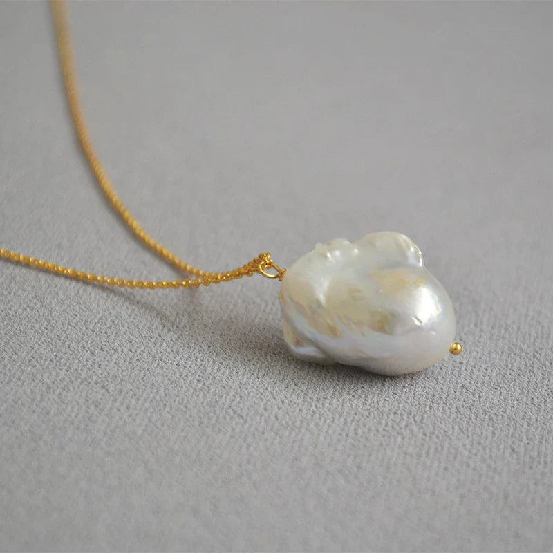 Elegant British baroque pearl necklace with a unique fish tail design, perfect for adding a touch of sophistication to any outfit.