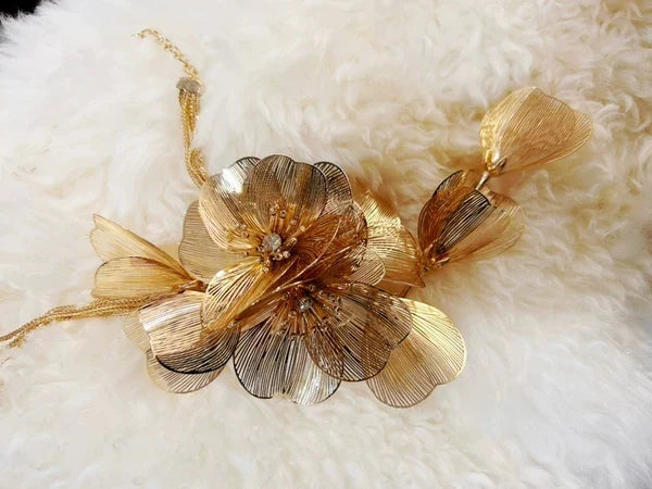 Elegant metal flower tassel earrings and necklace set in gold colour