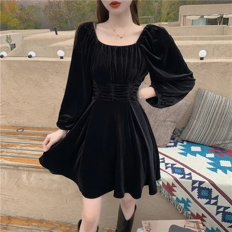 Elegant Hepburn-inspired pleuche dress for women, available in red and black with a flattering A-line silhouette and puff sleeves