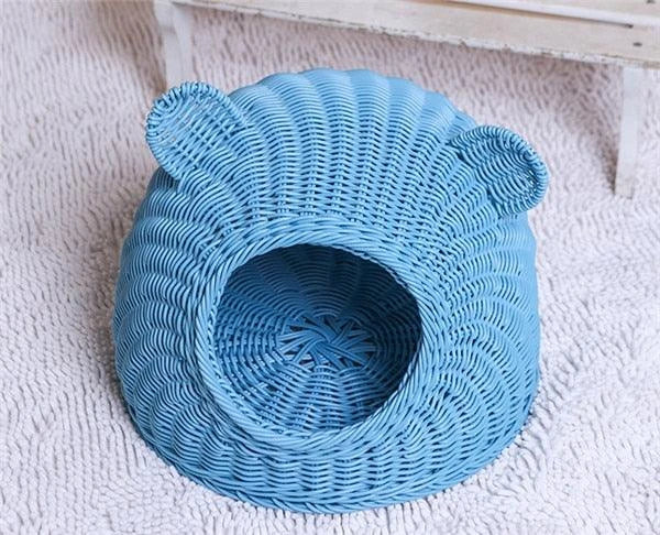 Cosy round woven pet bed with plush cushioning for small to medium-sized pets