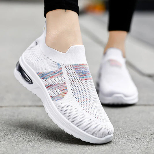 Sophisticated men's sports and leisure trainers with breathable mesh upper and durable rubber outsole for comfort and style