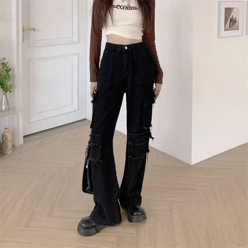 Fashionable women's wide-leg cargo jeans in black denim with practical pockets