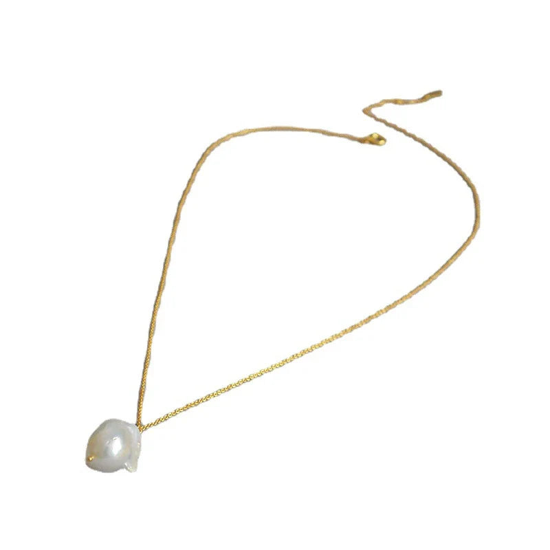 Elegant British baroque pearl necklace with a unique fish tail design, perfect for adding a touch of sophistication to any outfit.