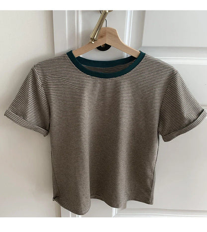 A cosy brown pullover with a turtleneck, featuring a stylish striped pattern for effortless autumn and winter style.