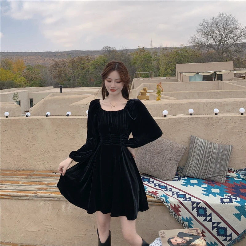 Elegant Hepburn-inspired pleuche dress for women, available in red and black with a flattering A-line silhouette and puff sleeves