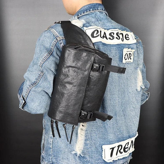 A stylish vegetable-tanned leather messenger bag for men, featuring a retro-inspired design and ample storage space.