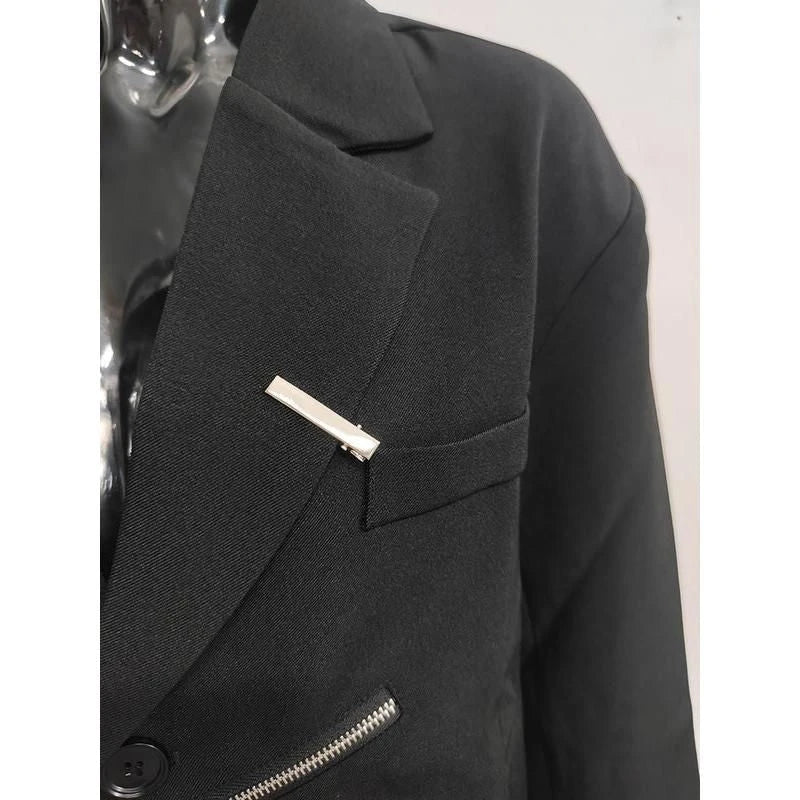 Sophisticated black blazer with notched collar for stylish women