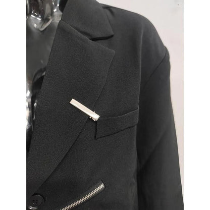 Sophisticated black blazer with notched collar for stylish women