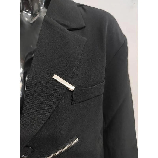 Sophisticated black blazer with notched collar for stylish women
