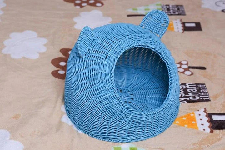 Cosy round woven pet bed with plush cushioning for small to medium-sized pets