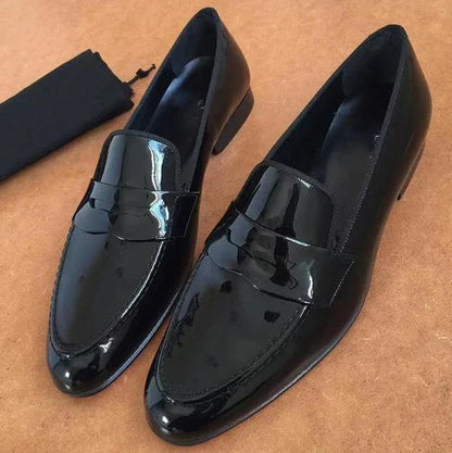 Sophisticated men's patent leather formal shoes with a sleek, glossy design and comfortable rubber sole